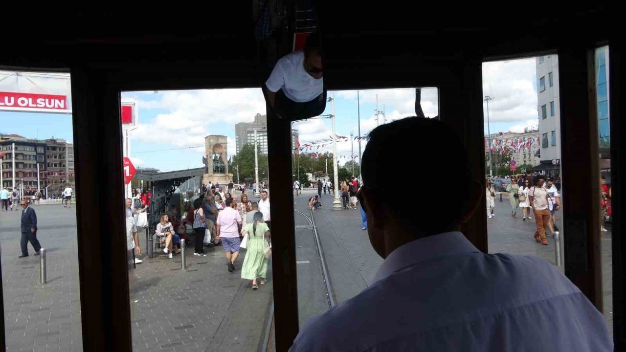 Taksim’in simgesi nostaljik tramvaylarda şarkılarla zaman yolculuğu