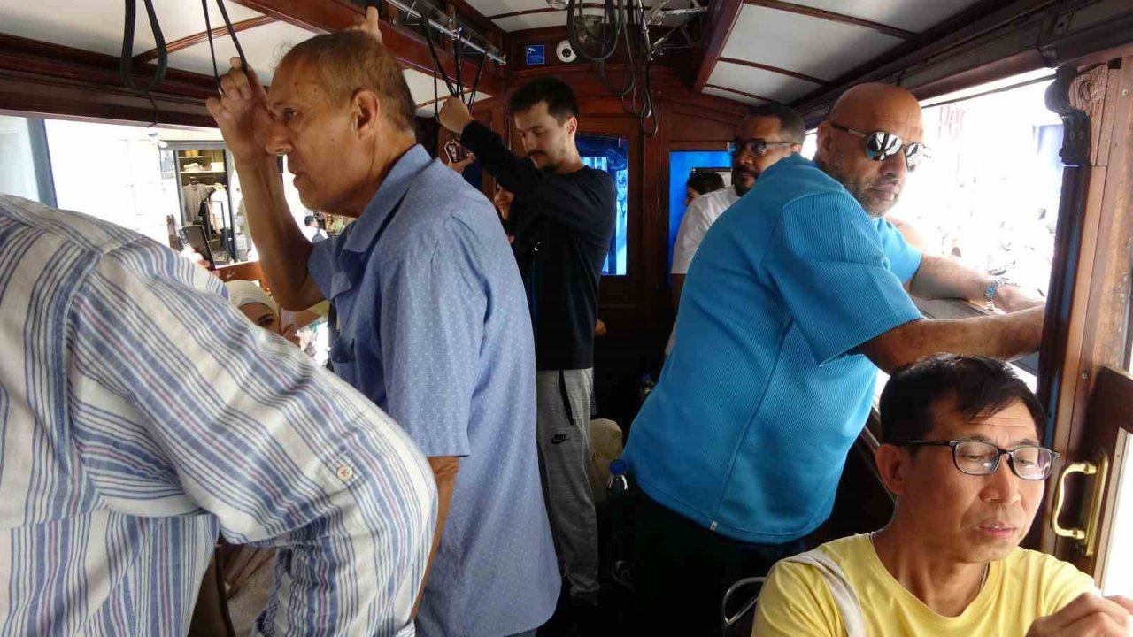 Taksim’in simgesi nostaljik tramvaylarda şarkılarla zaman yolculuğu