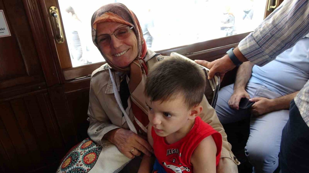 Taksim’in simgesi nostaljik tramvaylarda şarkılarla zaman yolculuğu