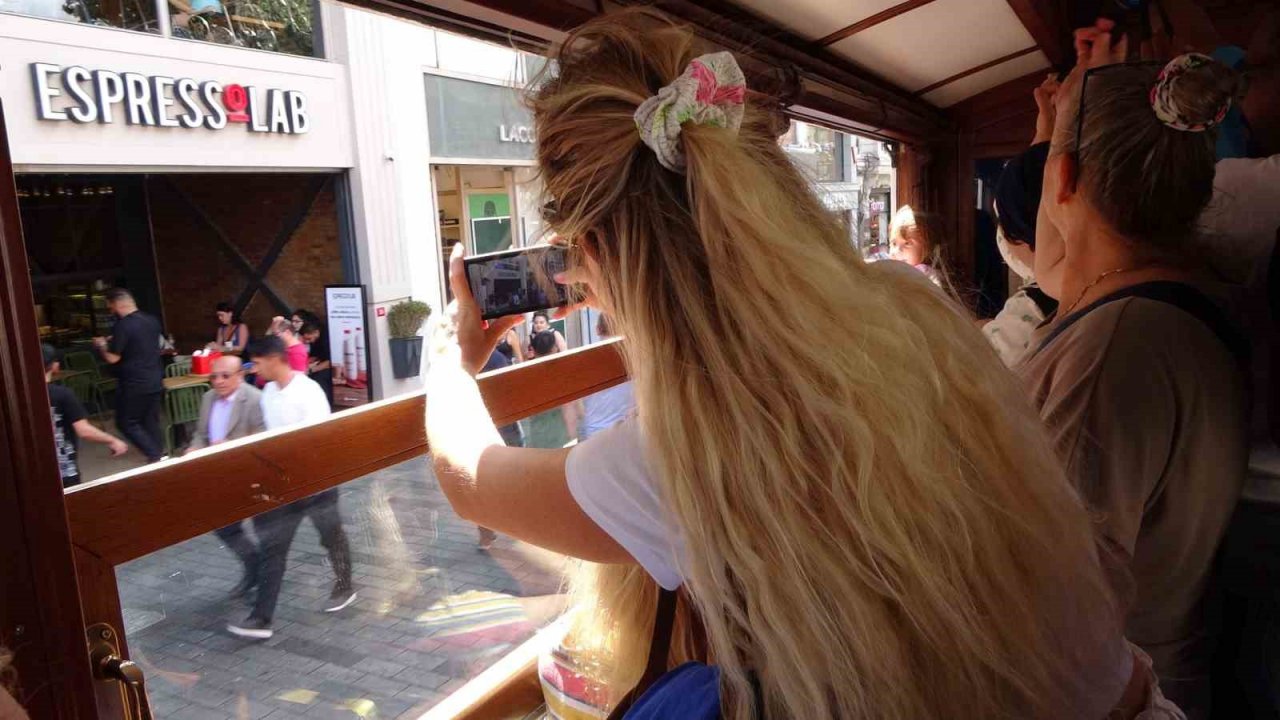 Taksim’in simgesi nostaljik tramvaylarda şarkılarla zaman yolculuğu