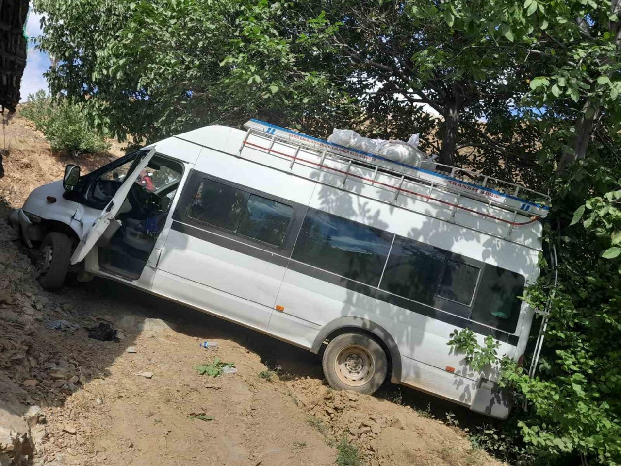 Bingöl’de minibüs şarampole devrildi:2 yaralı