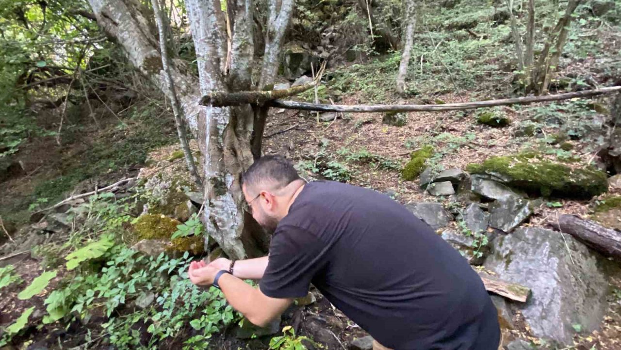 1943 yılındaki deprem felaketinden sonra akmaya başlayan kaynak suyunu 80 yıldır köylüler koruyor