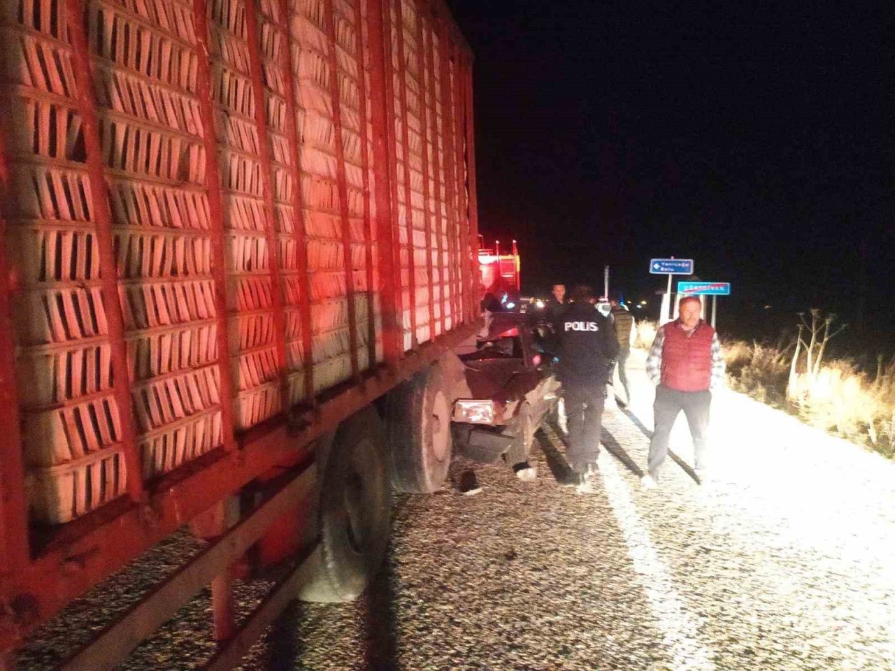 Arıza yapan tıra arkadan çarptı: 4’ü çocuk 6 yaralı