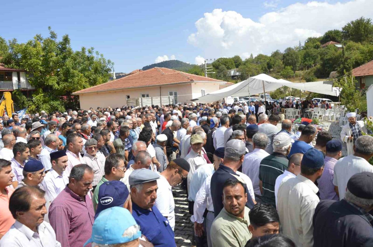 Denizli’deki kazada hayatını kaybeden aile Burdur’da toprağa verildi