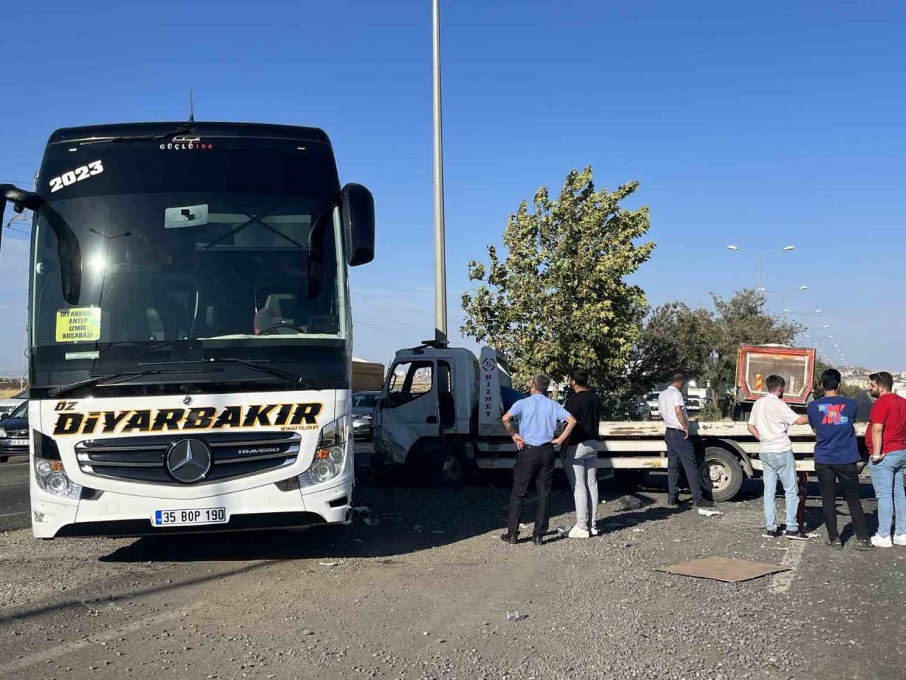 Diyarbakır’da 3 aracın karıştığı kazada 2’si bebek 6 kişi yaralandı