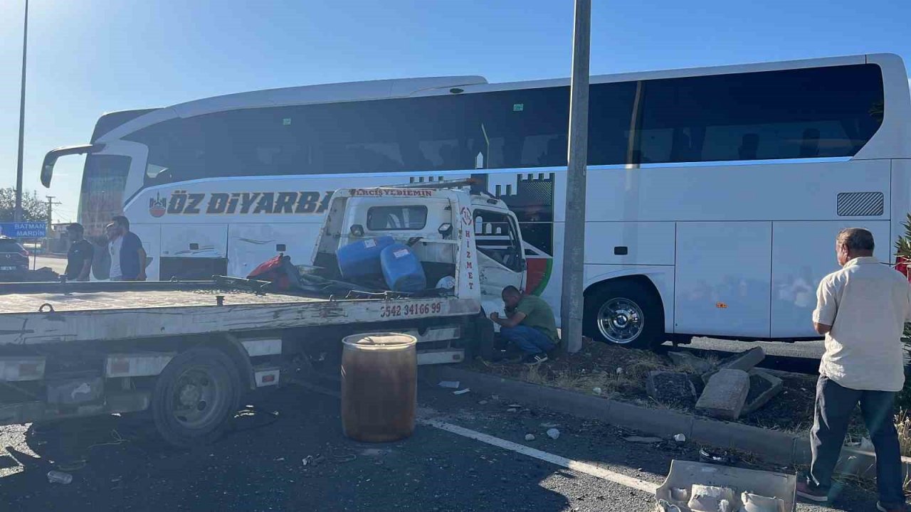 Diyarbakır’da 3 aracın karıştığı kazada 2’si bebek 6 kişi yaralandı