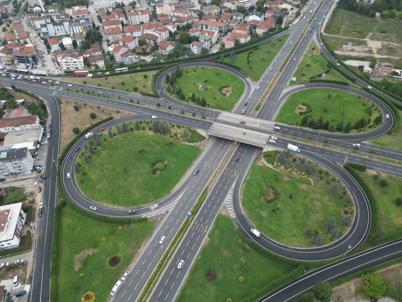 Kervan kavşağı çiçekleniyor