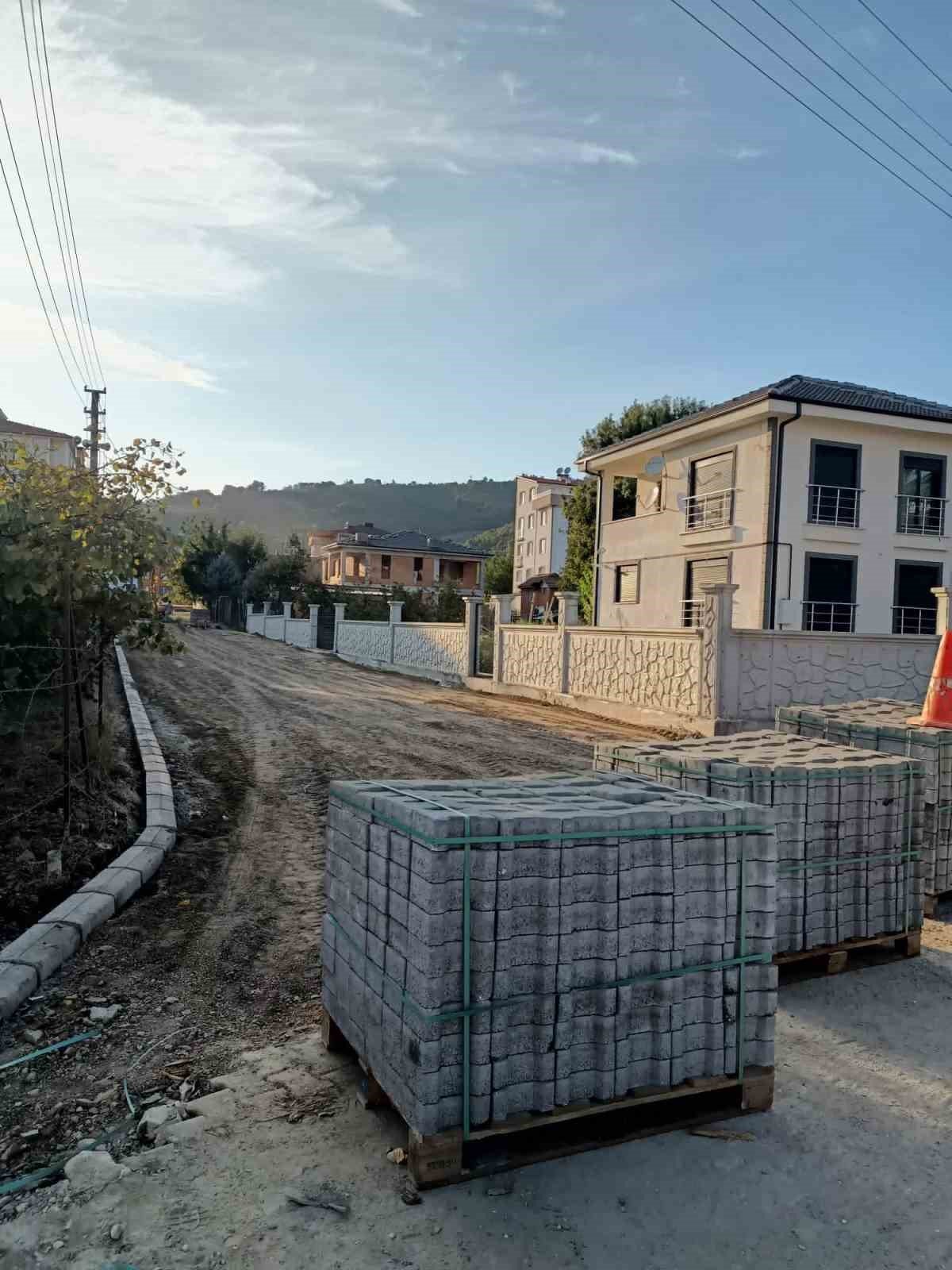 Cumayeri’nde alt yapıları tamamlanan yollar yapılıyor