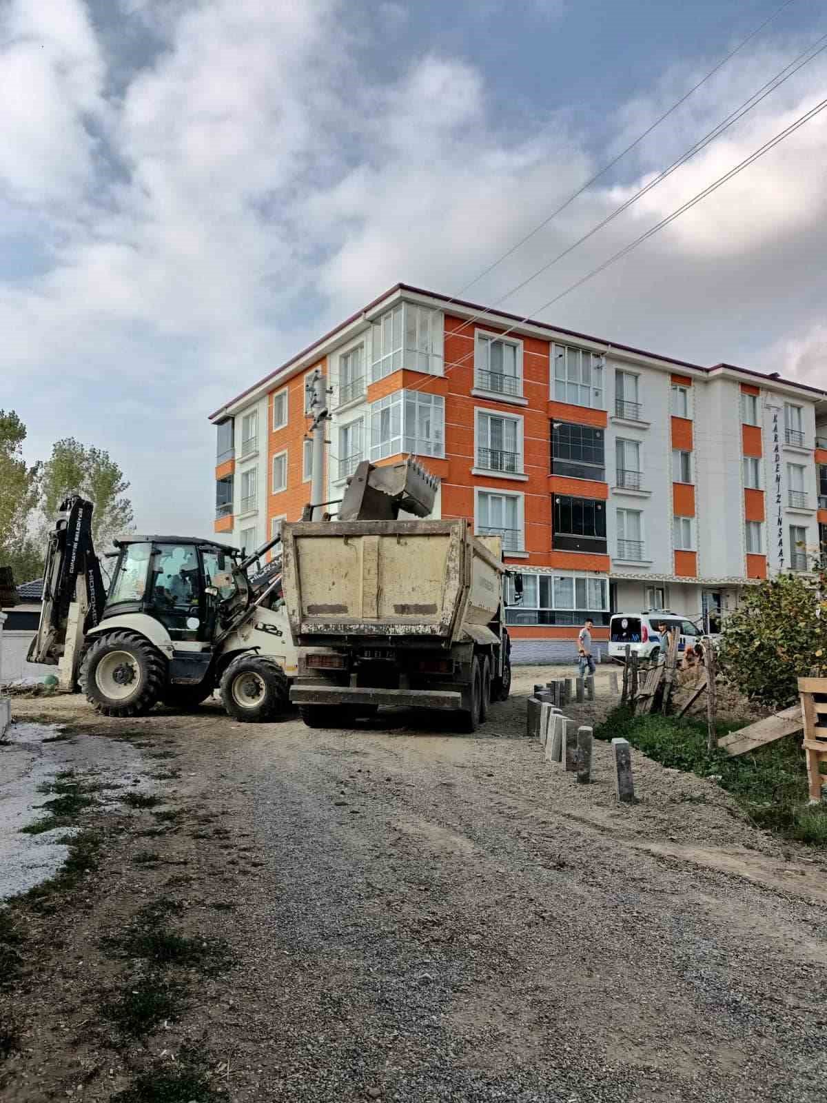 Cumayeri’nde alt yapıları tamamlanan yollar yapılıyor