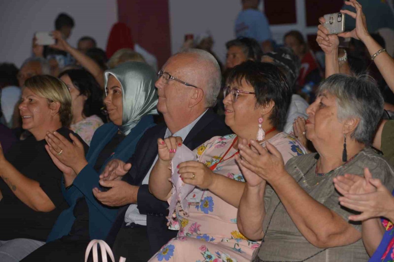 Gömeç’te uluslararası halk oyunları coşkusu