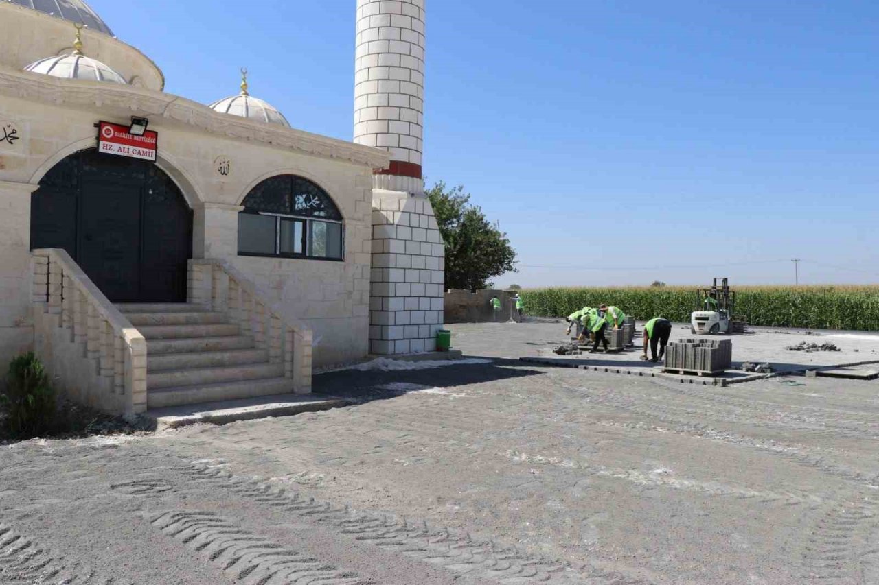 Haliliye’de kilitli beton parke yerleştirme çalışmaları tam not alıyor