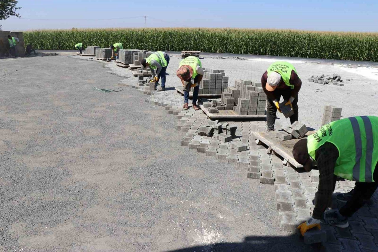 Haliliye’de kilitli beton parke yerleştirme çalışmaları tam not alıyor
