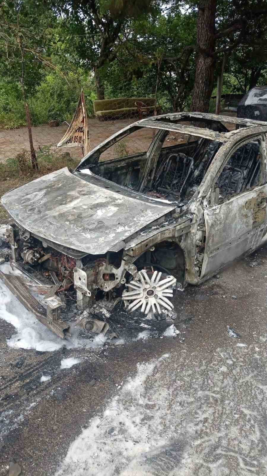 Alev alev yanan otomobil kullanılamaz hale geldi