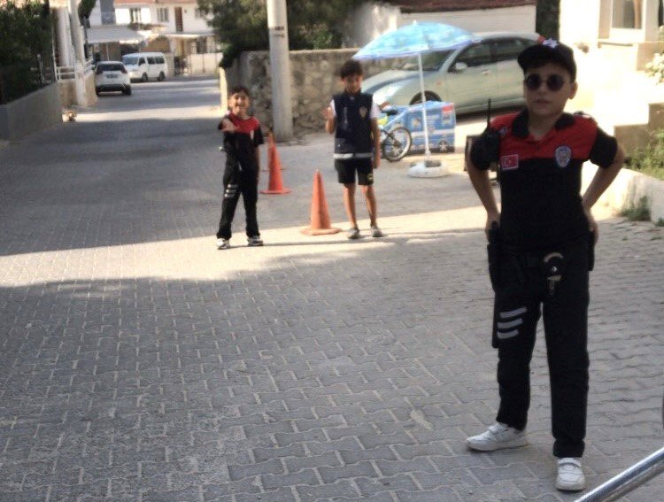 İzmir’de renkli görüntüler: Çevirme yapan miniklere polisten sürpriz