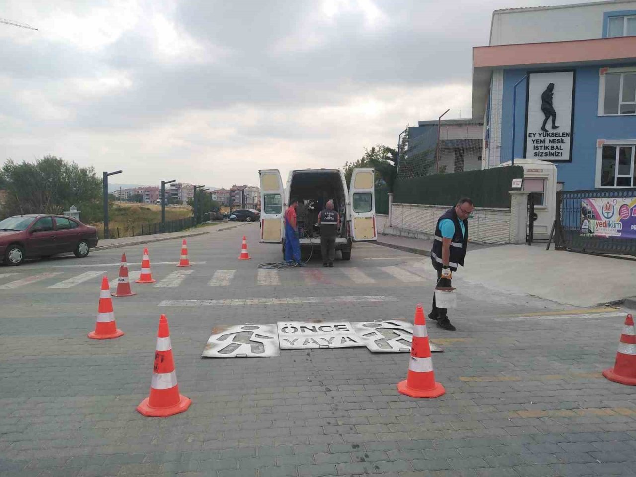 Karesi’de Okul önlerindeki yaya çizgileri yenileniyor