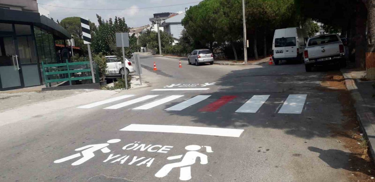 Karesi’de Okul önlerindeki yaya çizgileri yenileniyor