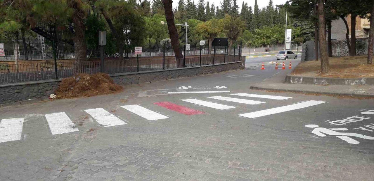 Karesi’de Okul önlerindeki yaya çizgileri yenileniyor