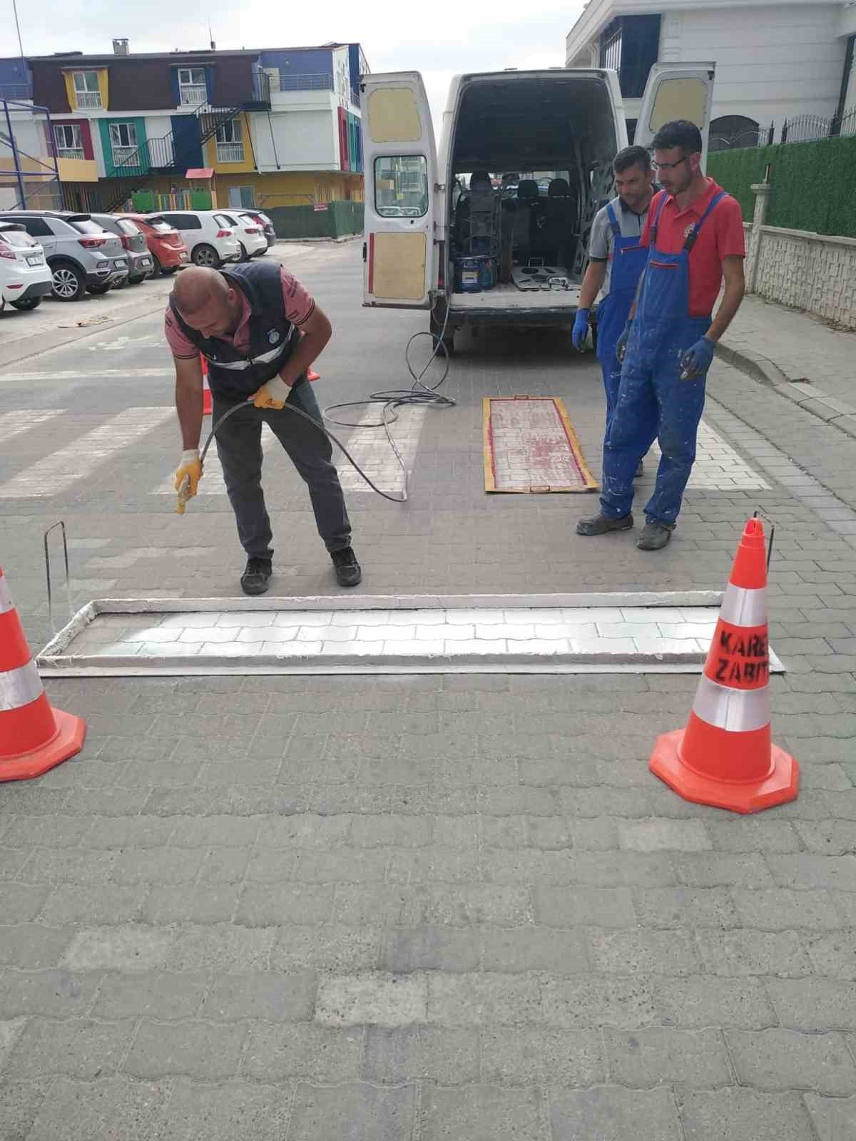 Karesi’de Okul önlerindeki yaya çizgileri yenileniyor