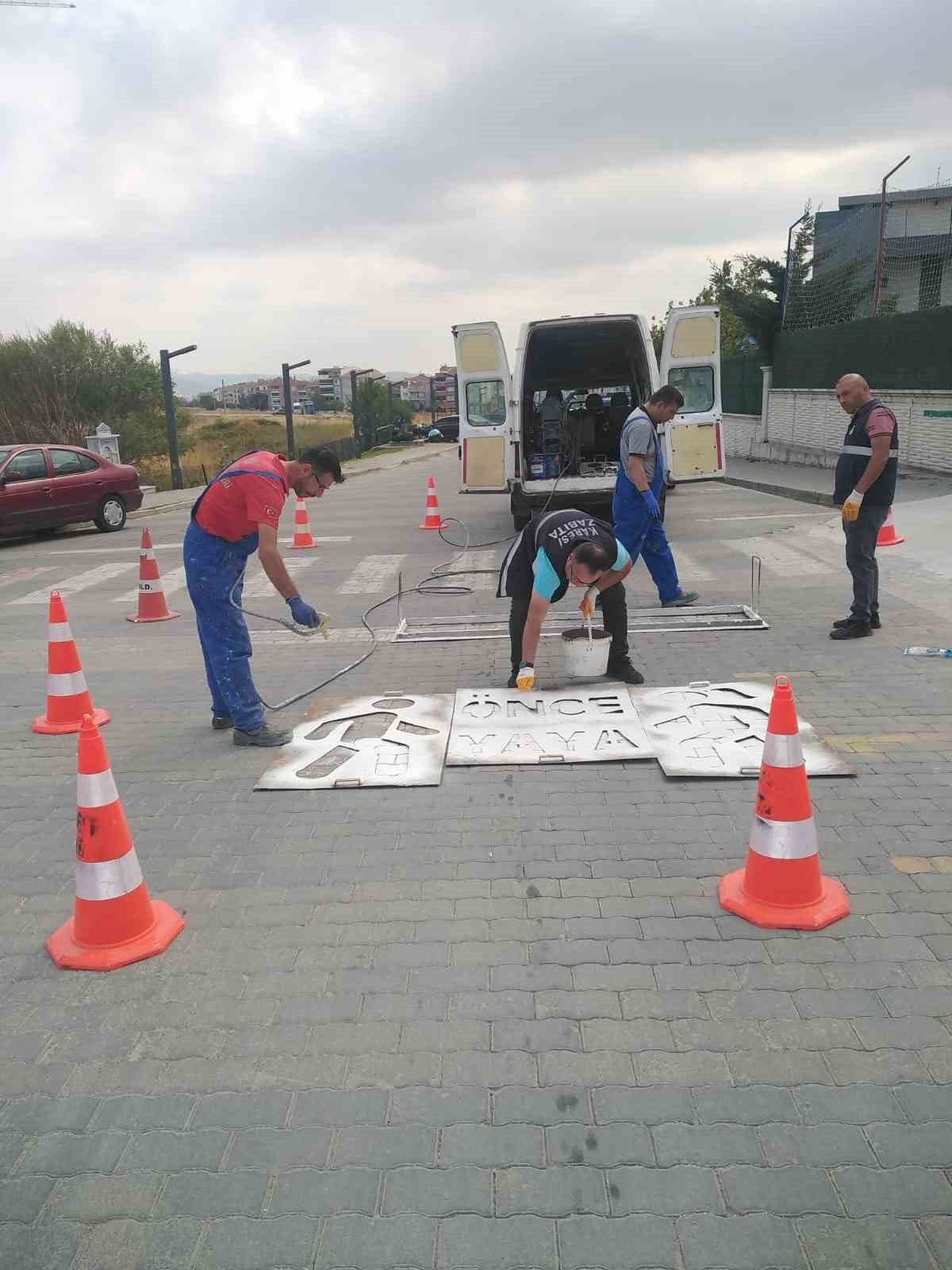 Karesi’de Okul önlerindeki yaya çizgileri yenileniyor