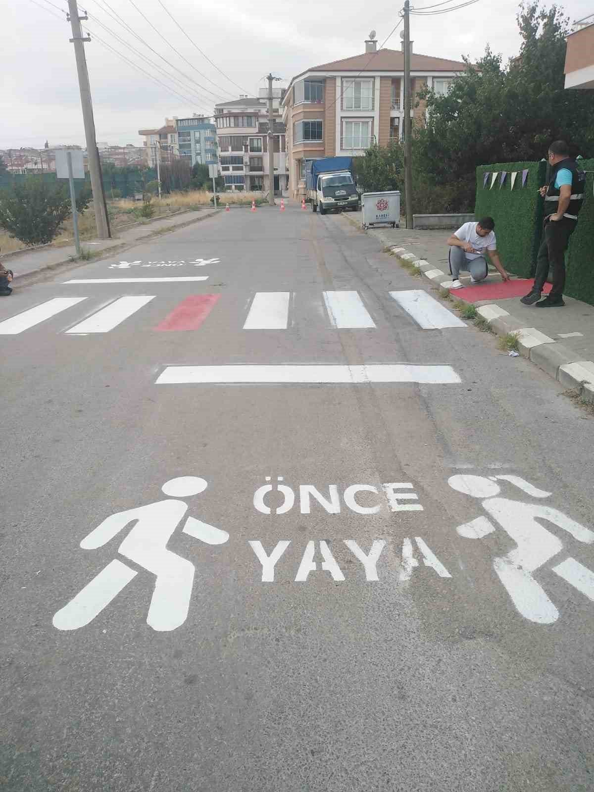Karesi’de Okul önlerindeki yaya çizgileri yenileniyor