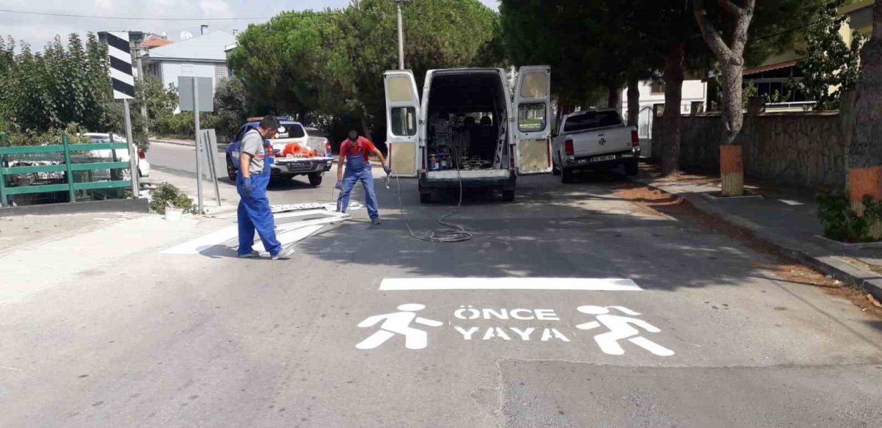 Karesi’de Okul önlerindeki yaya çizgileri yenileniyor