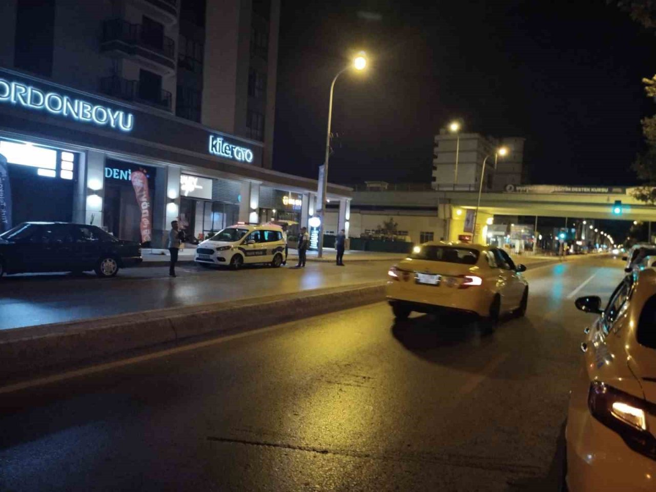 Kartal’da taksi ve motosiklet çarpıştığı kaza kamerada: 2 ağır yaralı