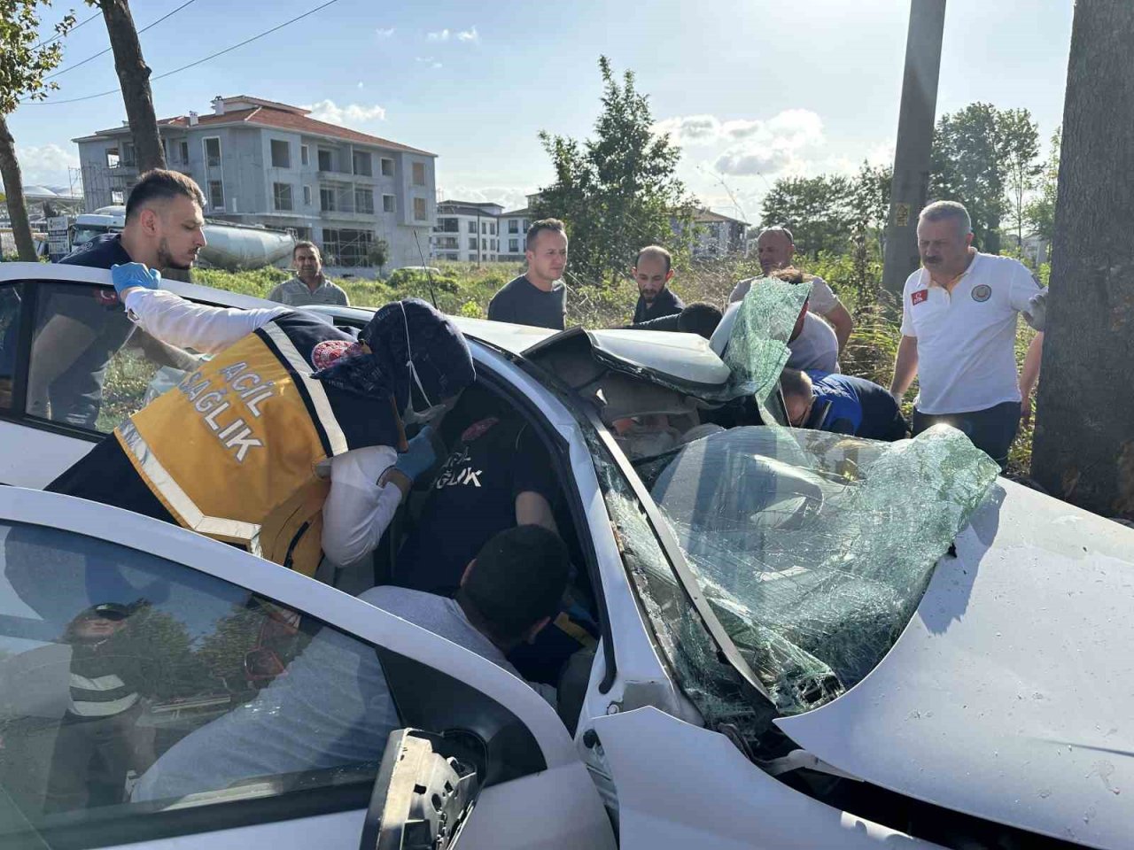 Kontrolden çıkan otomobil ağaca çarptı: 1’ağır 2 yaralı