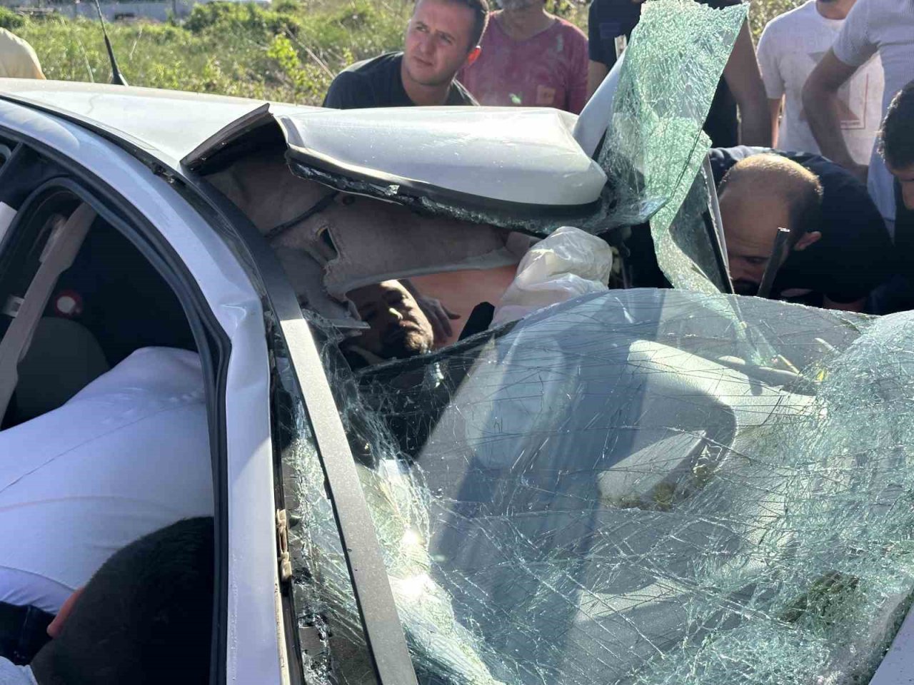 Kontrolden çıkan otomobil ağaca çarptı: 1’ağır 2 yaralı