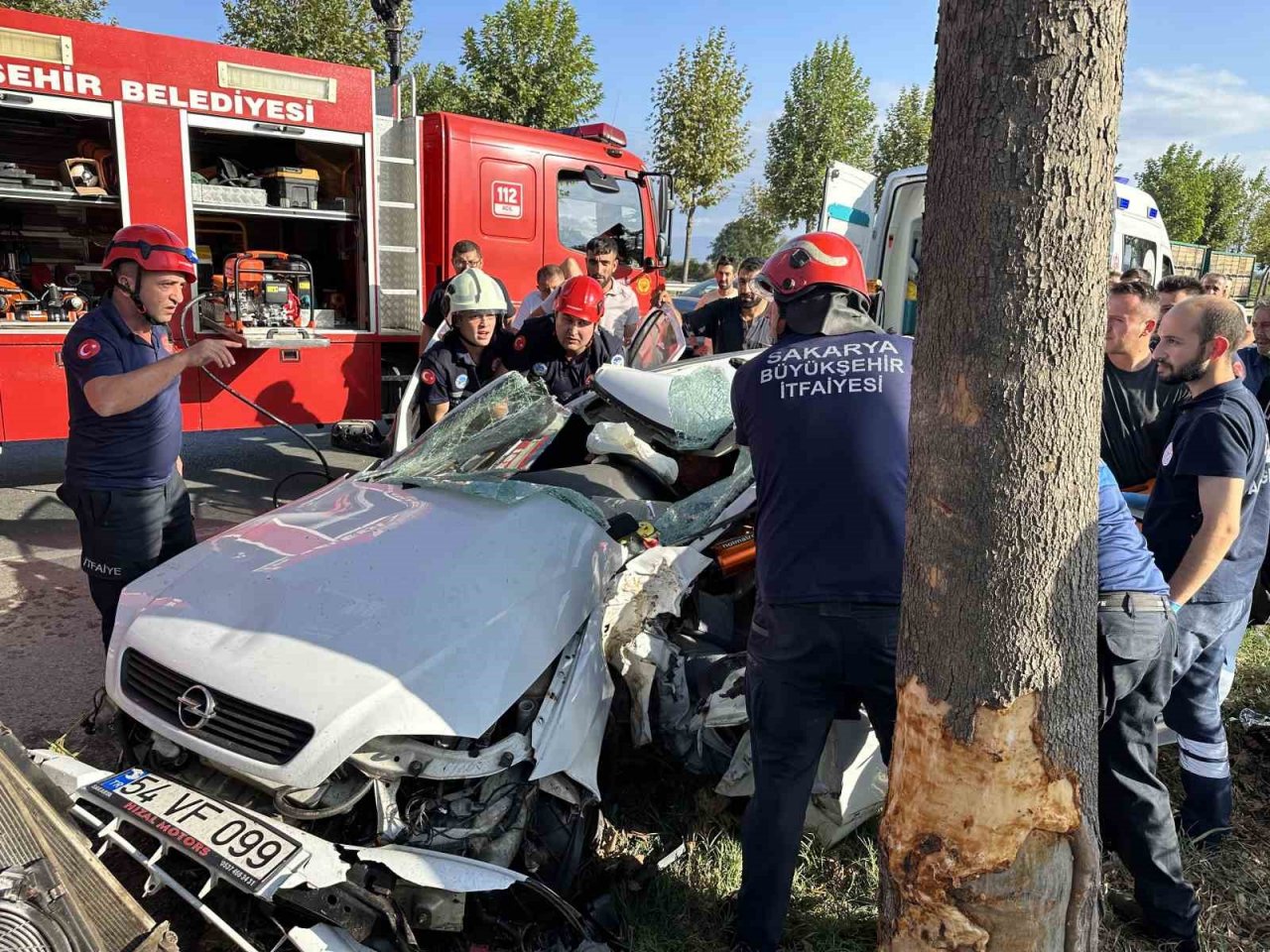 Kontrolden çıkan otomobil ağaca çarptı: 1’ağır 2 yaralı
