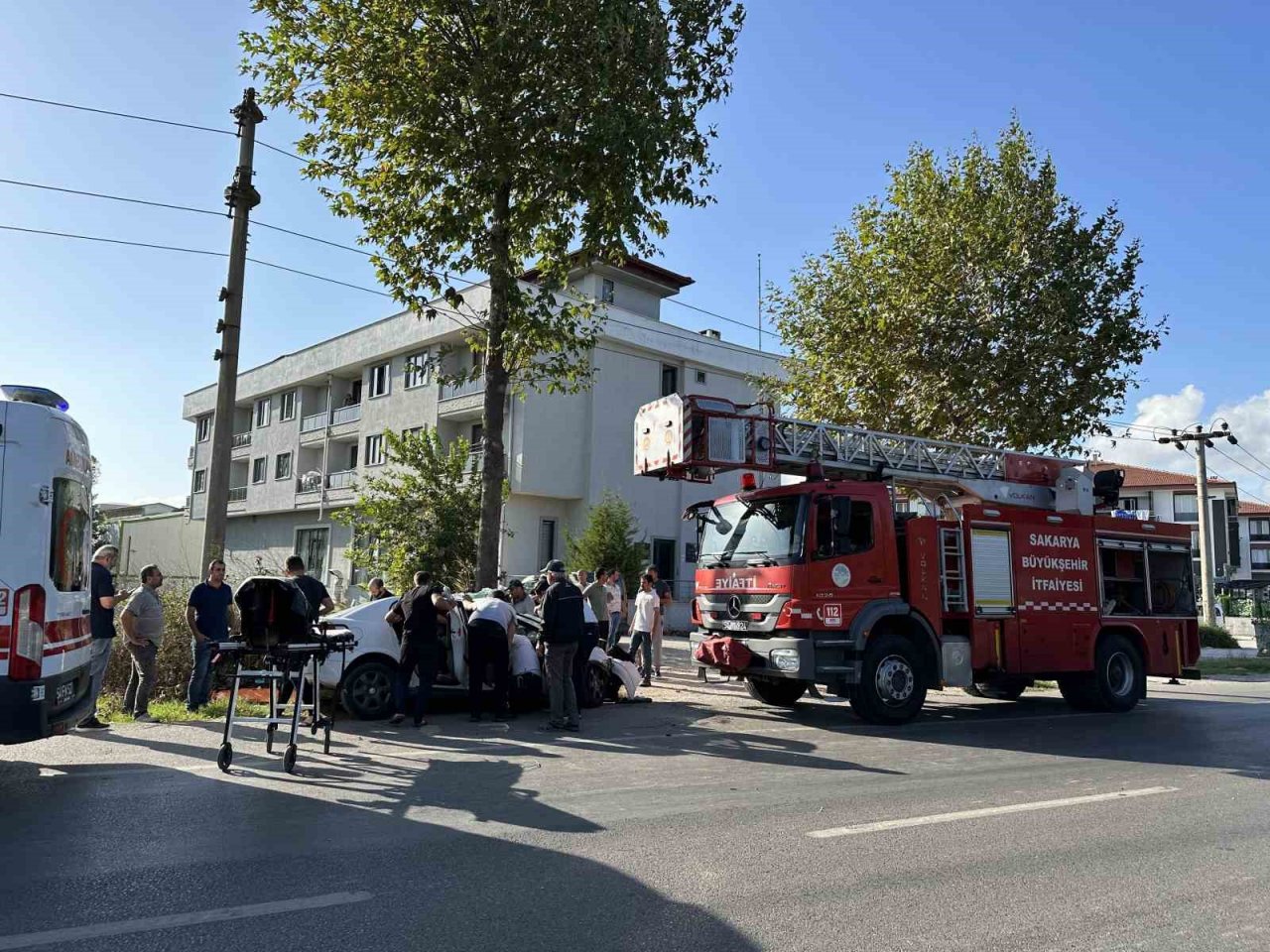 Kontrolden çıkan otomobil ağaca çarptı: 1’ağır 2 yaralı