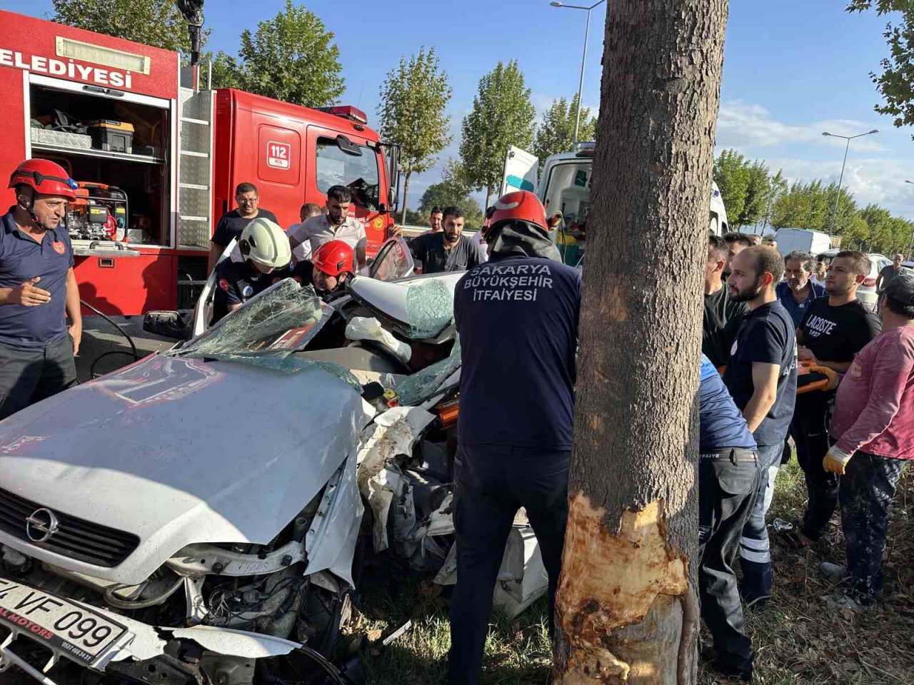 Kontrolden çıkan otomobil ağaca çarptı: 1’ağır 2 yaralı