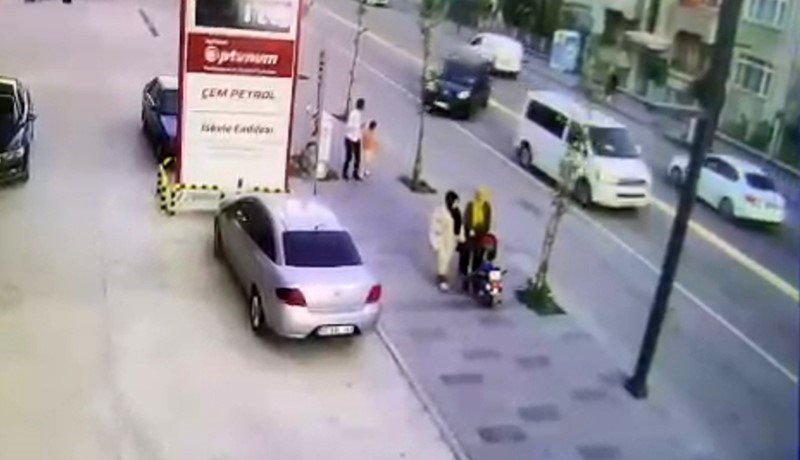 Van’da feci kaza: Kadınlar bebek arabasıyla havaya savruldu