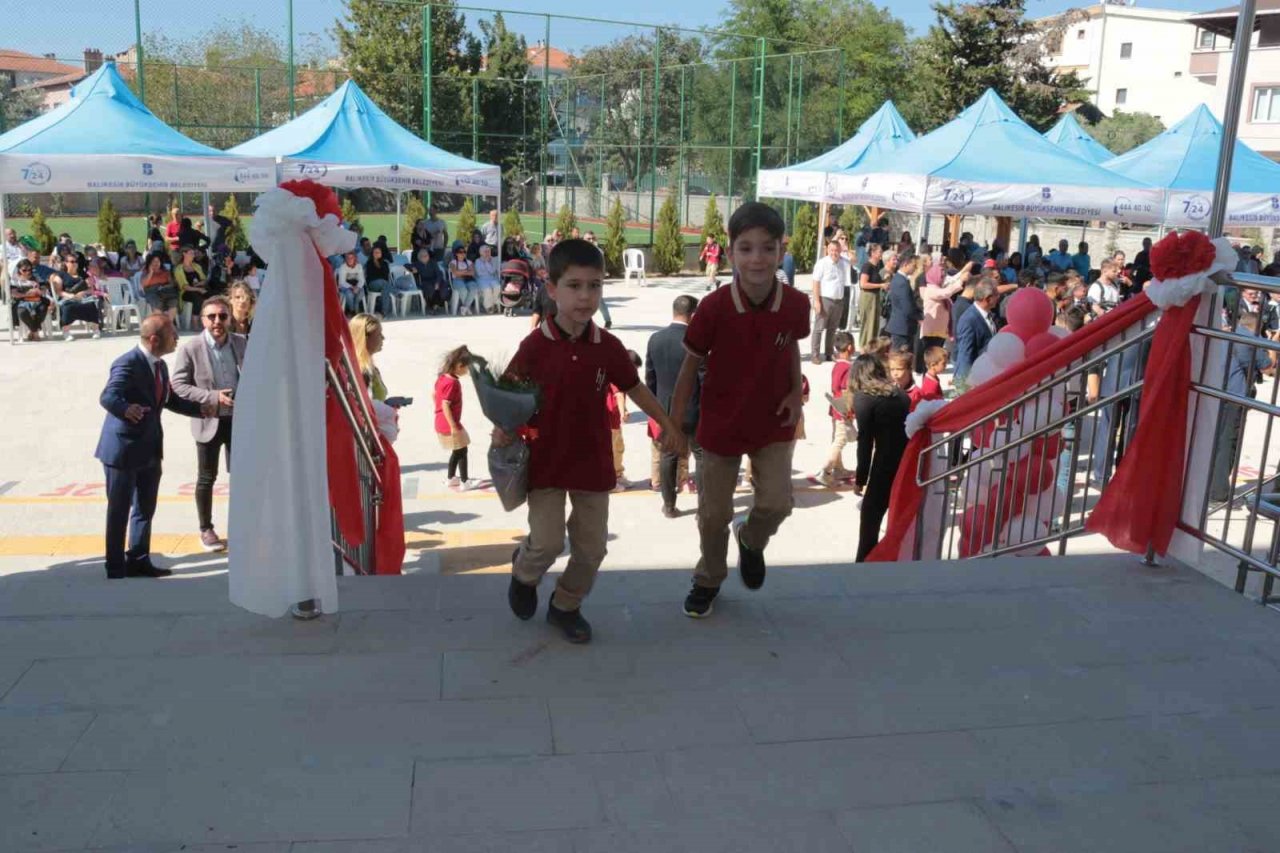 Öğrenciler ders başı yaptı