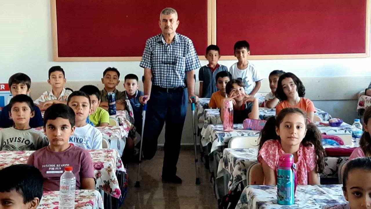 Deprem ondan çok şey aldı ama o öğrencilerini bırakmadı