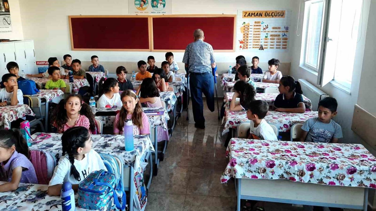 Deprem ondan çok şey aldı ama o öğrencilerini bırakmadı