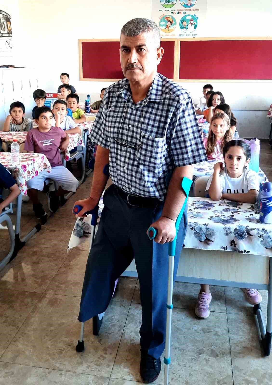 Deprem ondan çok şey aldı ama o öğrencilerini bırakmadı