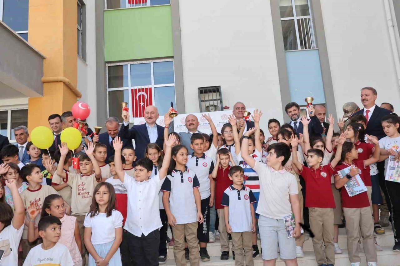 Deprem bölgesi Adıyaman’da 144 bin öğrenci ders başı yaptı