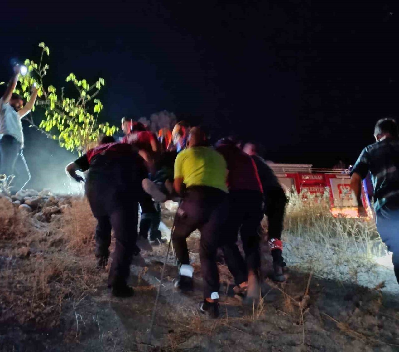 Uçuruma yuvarlanan araçtaki sürücü için ekipler seferber oldu