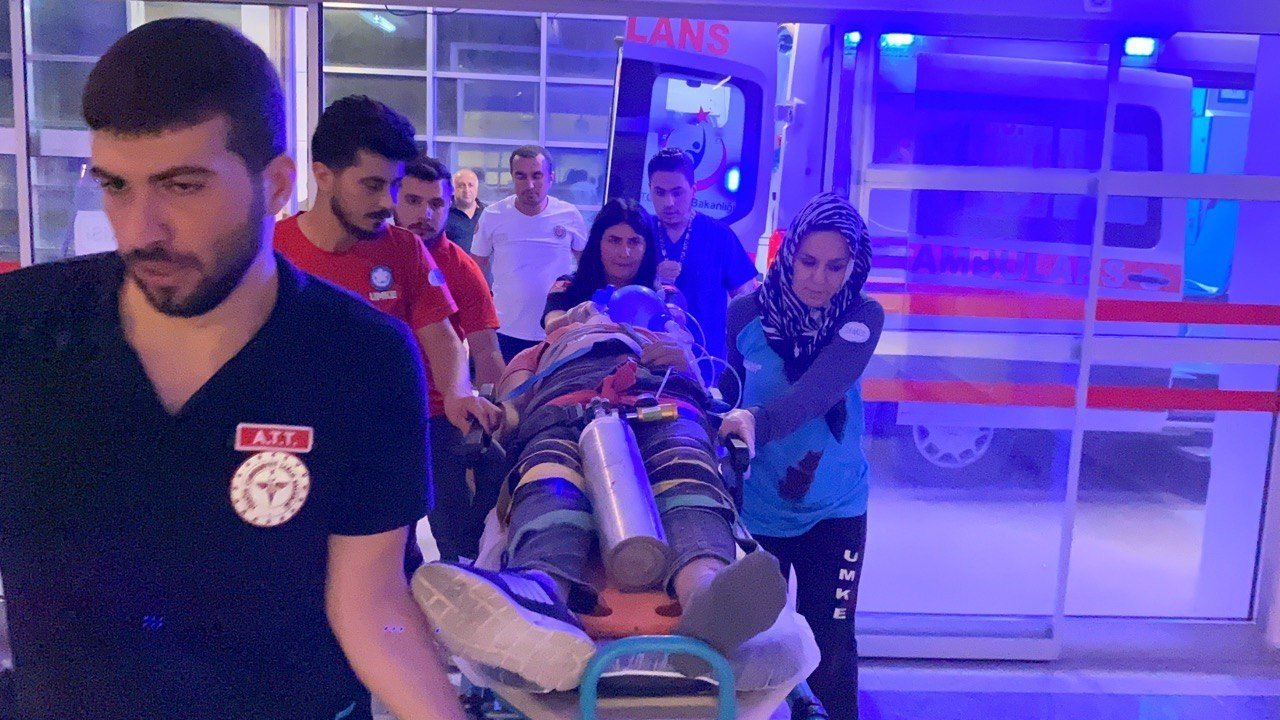 Uçuruma yuvarlanan araçtaki sürücü için ekipler seferber oldu