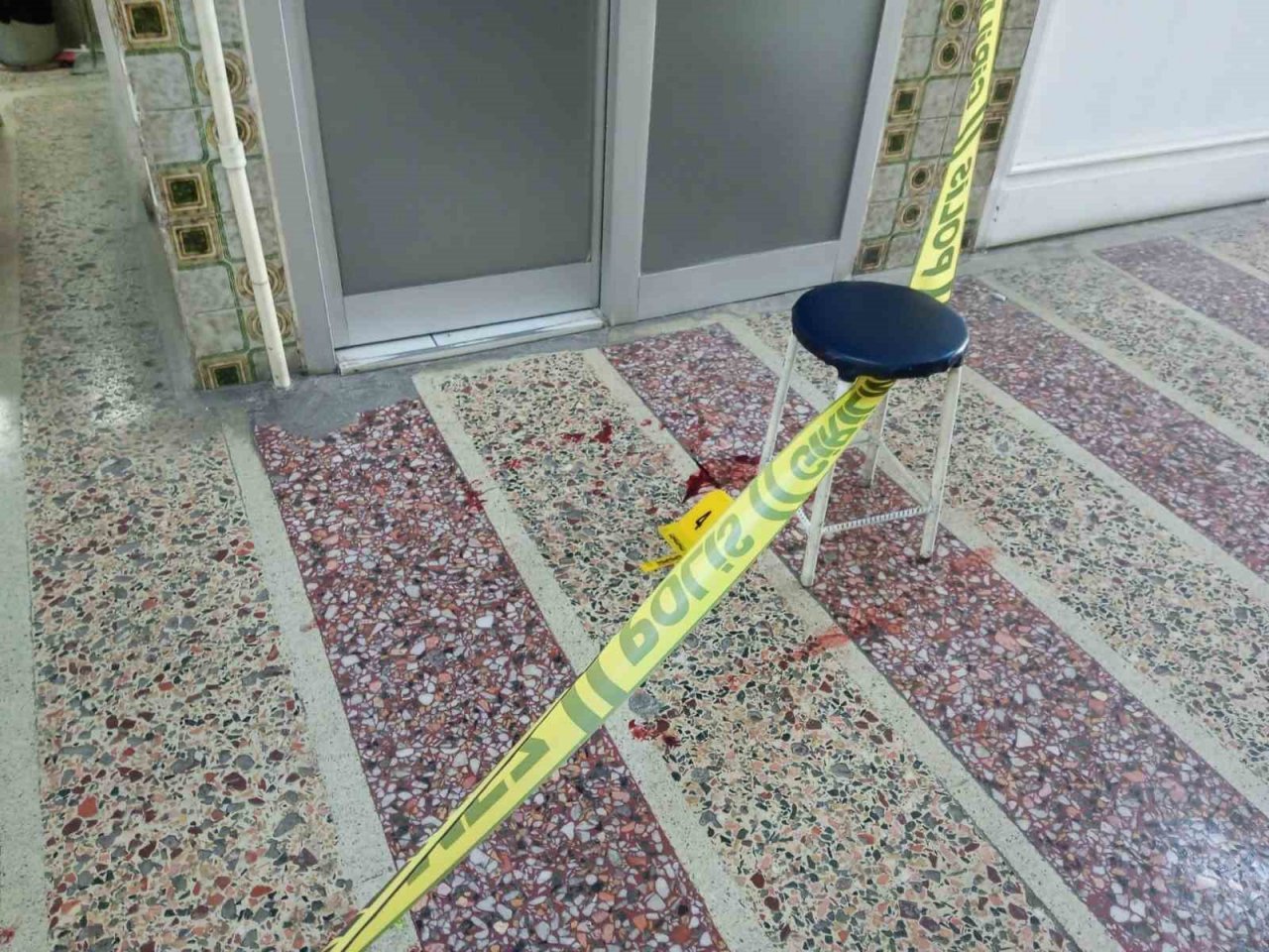 Kayınbiraderin eniştesini bıçakladığı an kameralara yansıdı