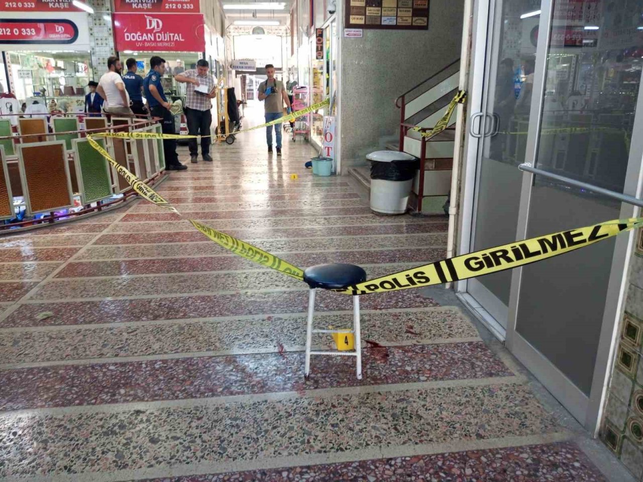 Kayınbiraderin eniştesini bıçakladığı an kameralara yansıdı