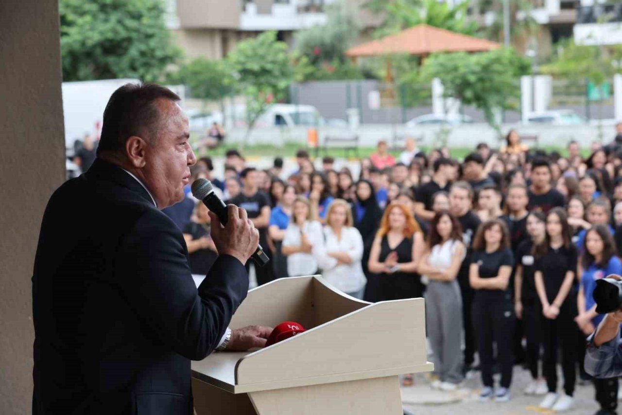 Başkan Böcek yeni eğitim öğretim yılını öğrencilerle karşıladı