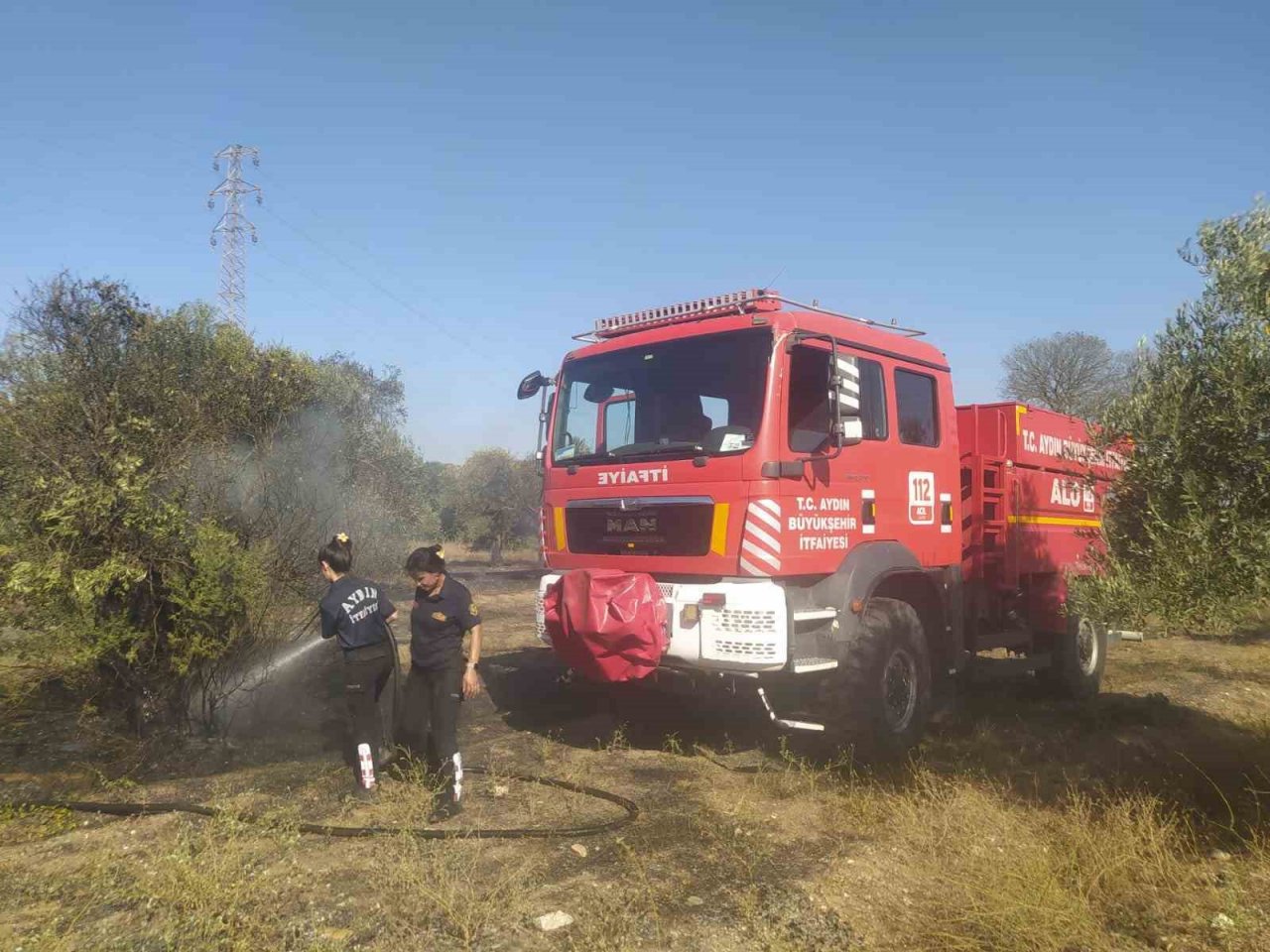 Aydın Büyükşehir İtfaiyesi’nden Umurlu’daki yangına hızlı müdahale