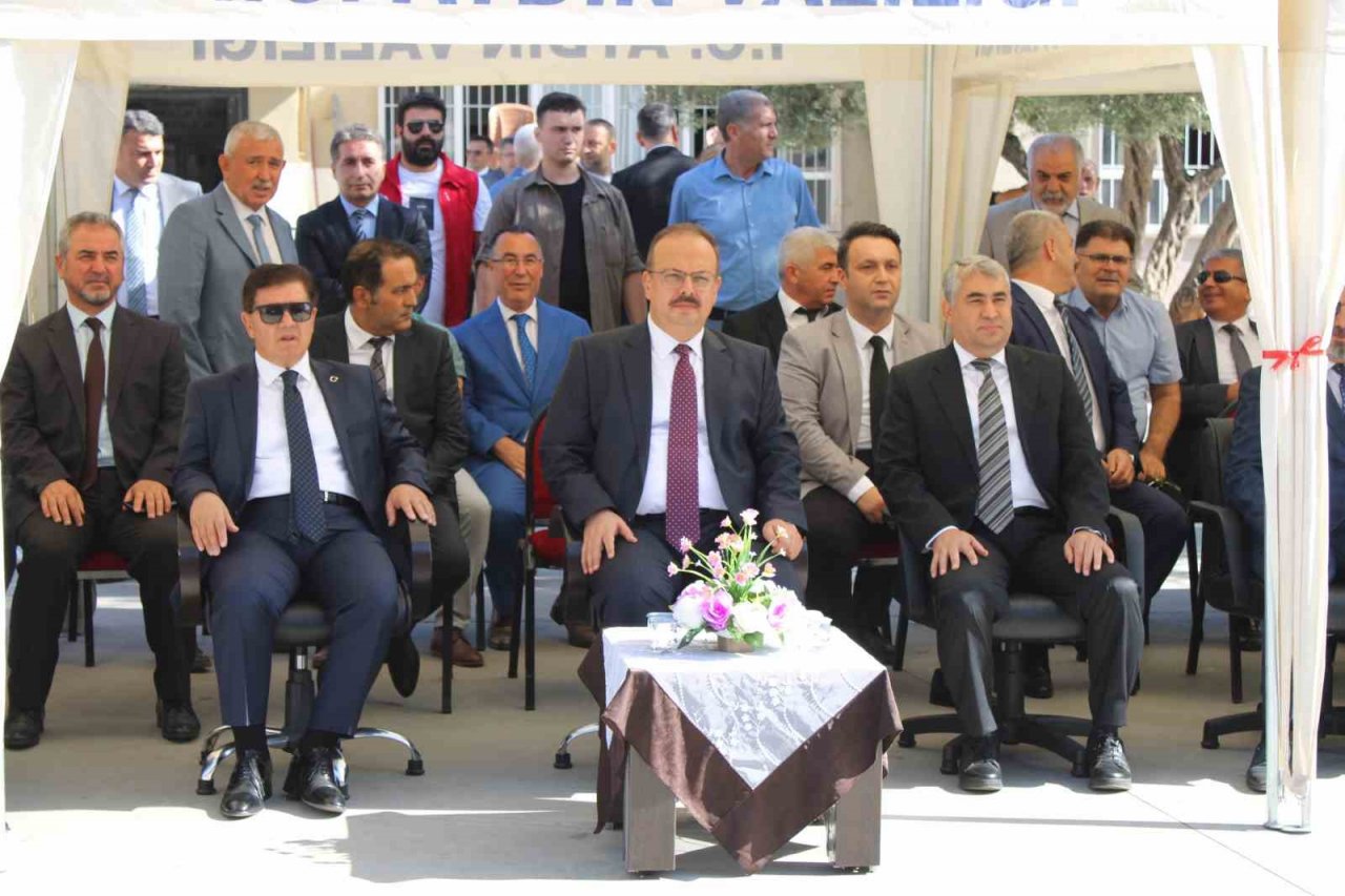 Aydın’da ilk ders zilini Vali Canbolat çaldı