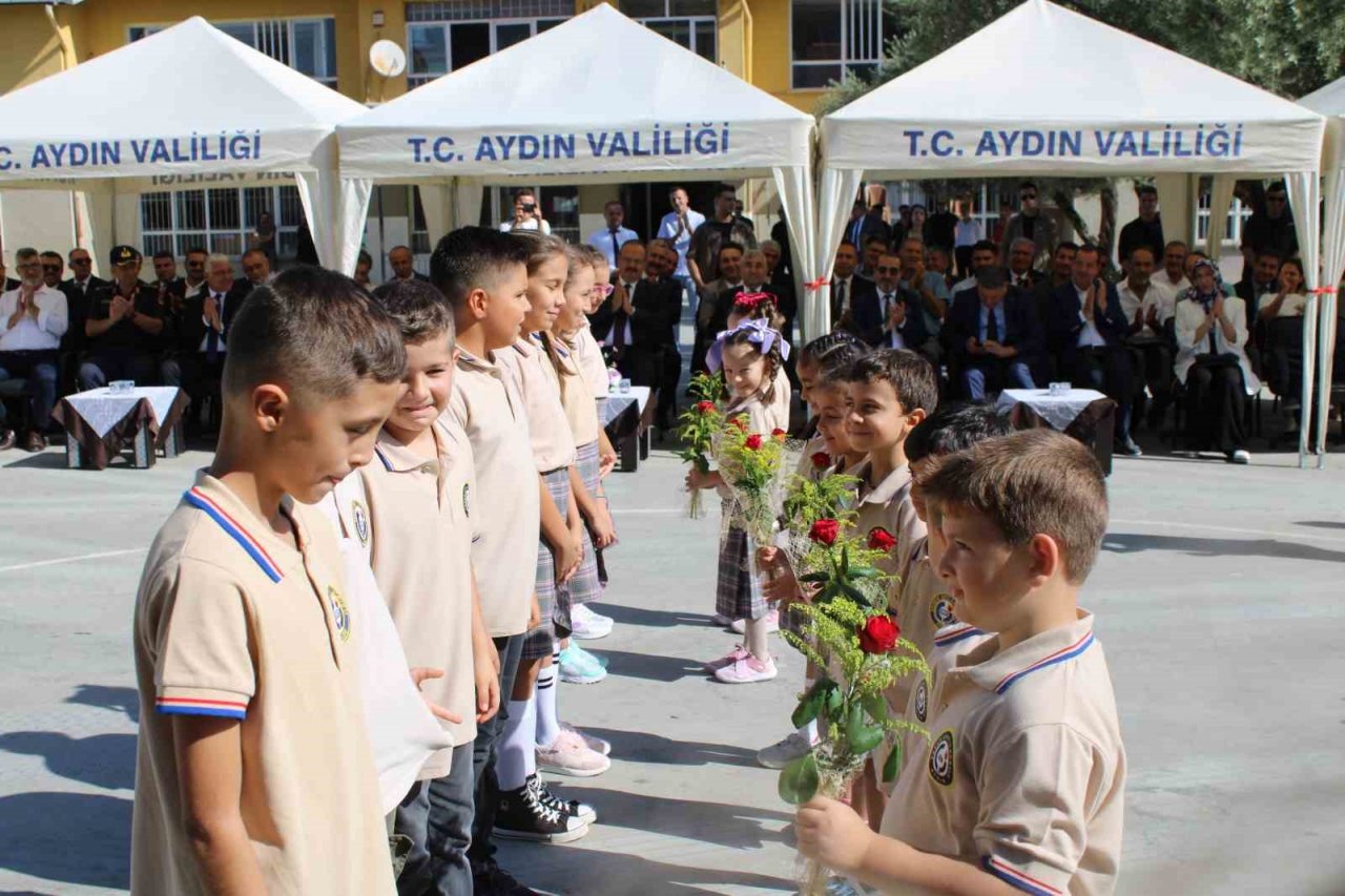 Aydın’da ilk ders zilini Vali Canbolat çaldı