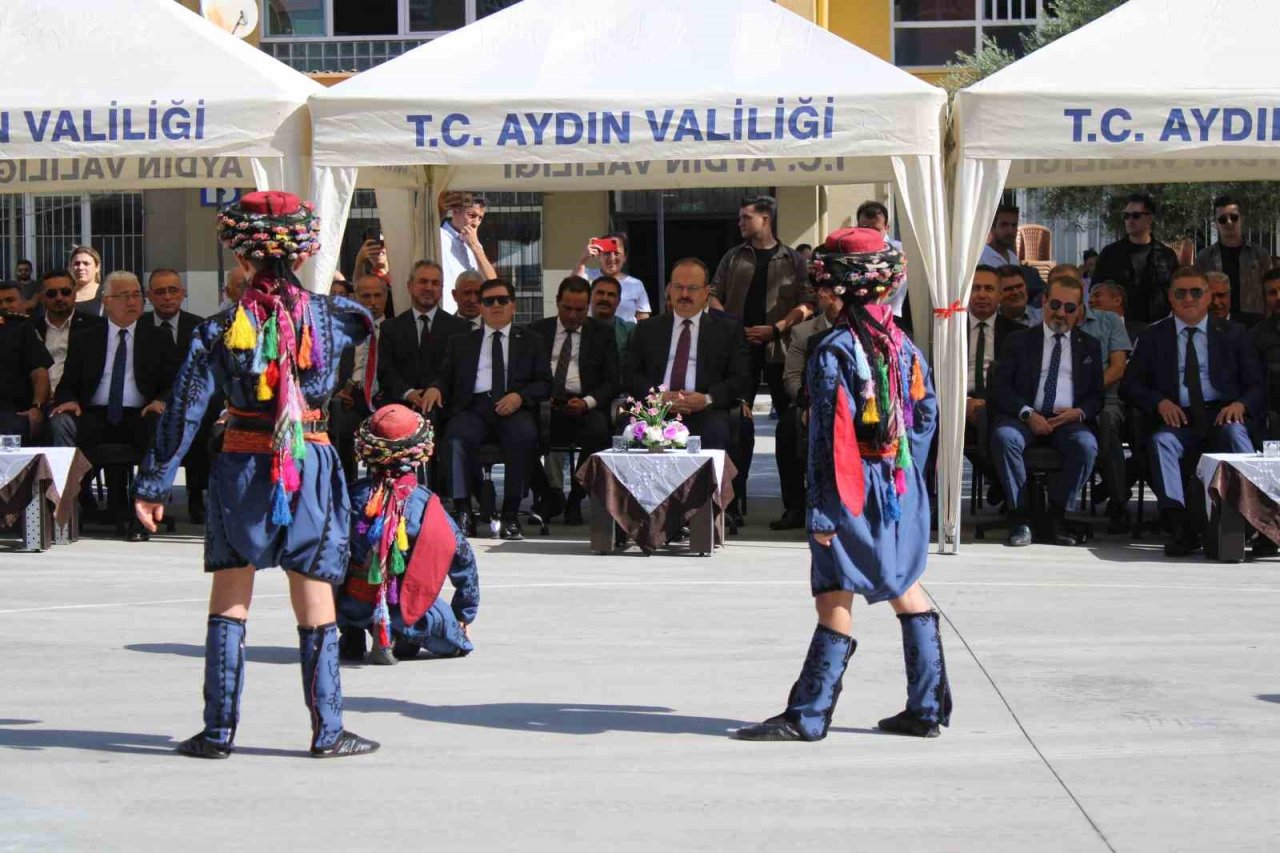 Aydın’da ilk ders zilini Vali Canbolat çaldı