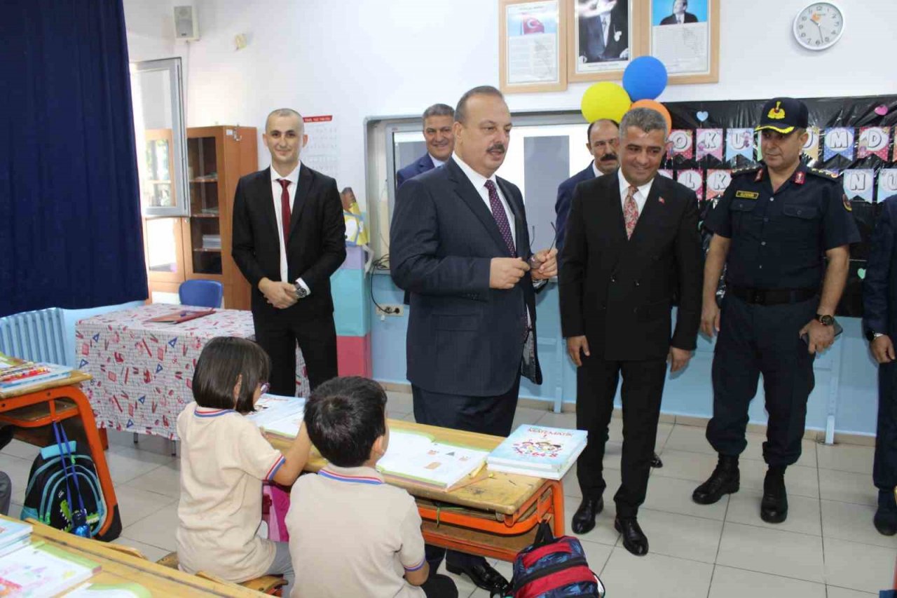 Aydın’da ilk ders zilini Vali Canbolat çaldı