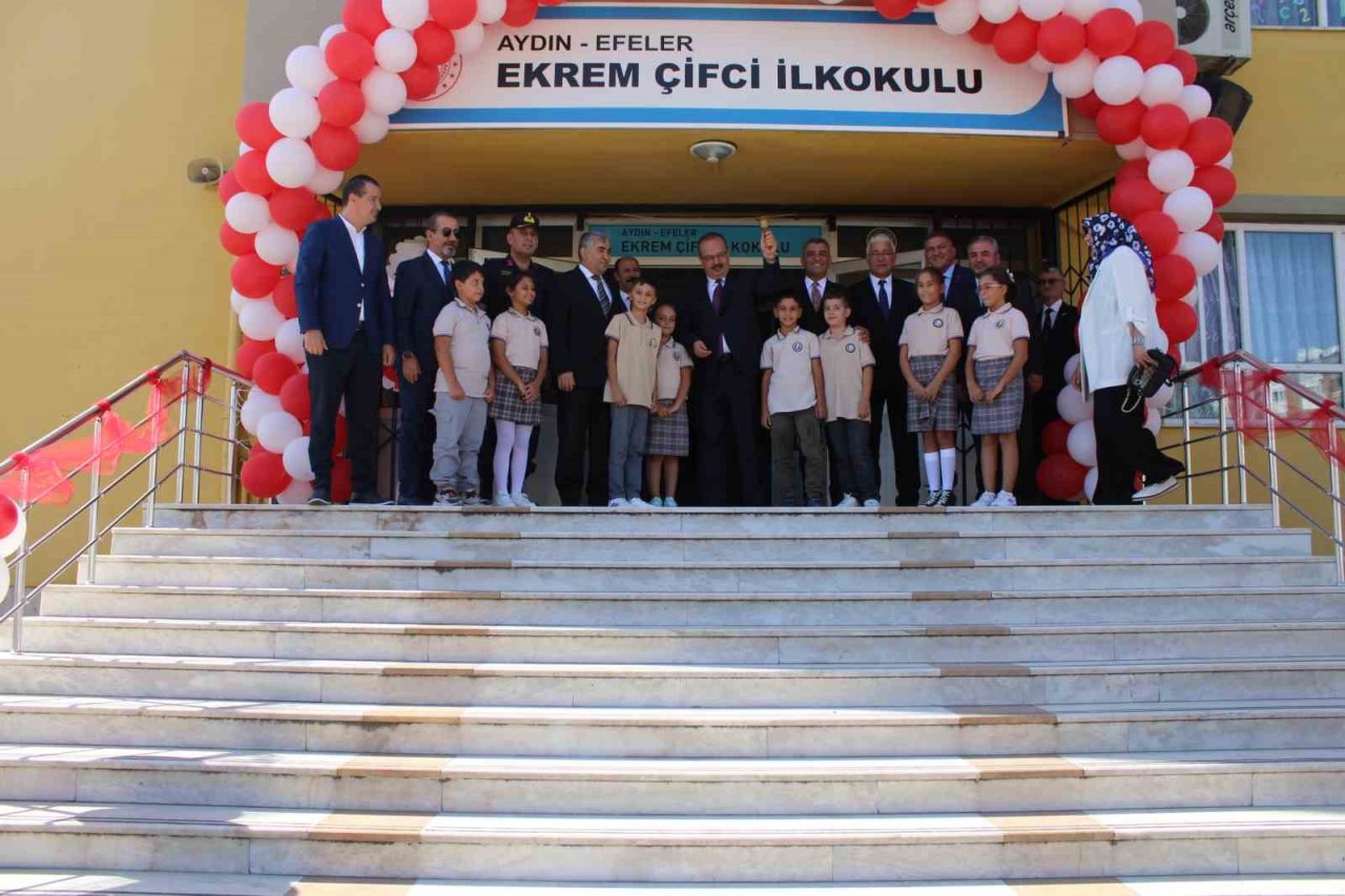 Aydın’da ilk ders zilini Vali Canbolat çaldı