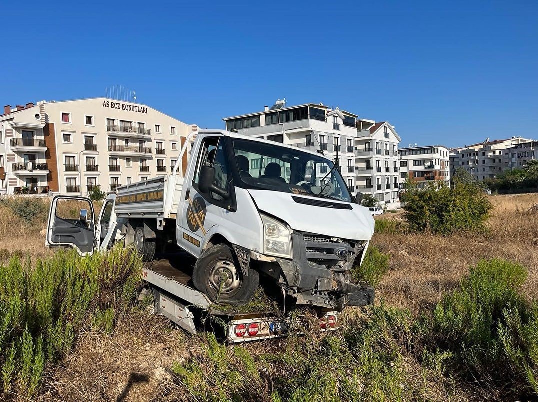 Kontrolden çıkan kamyonet şarampole uçtu