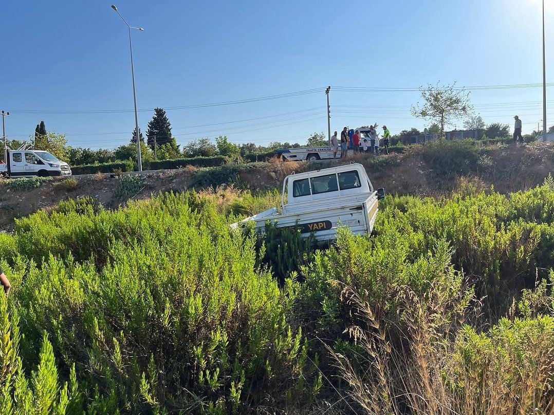 Kontrolden çıkan kamyonet şarampole uçtu